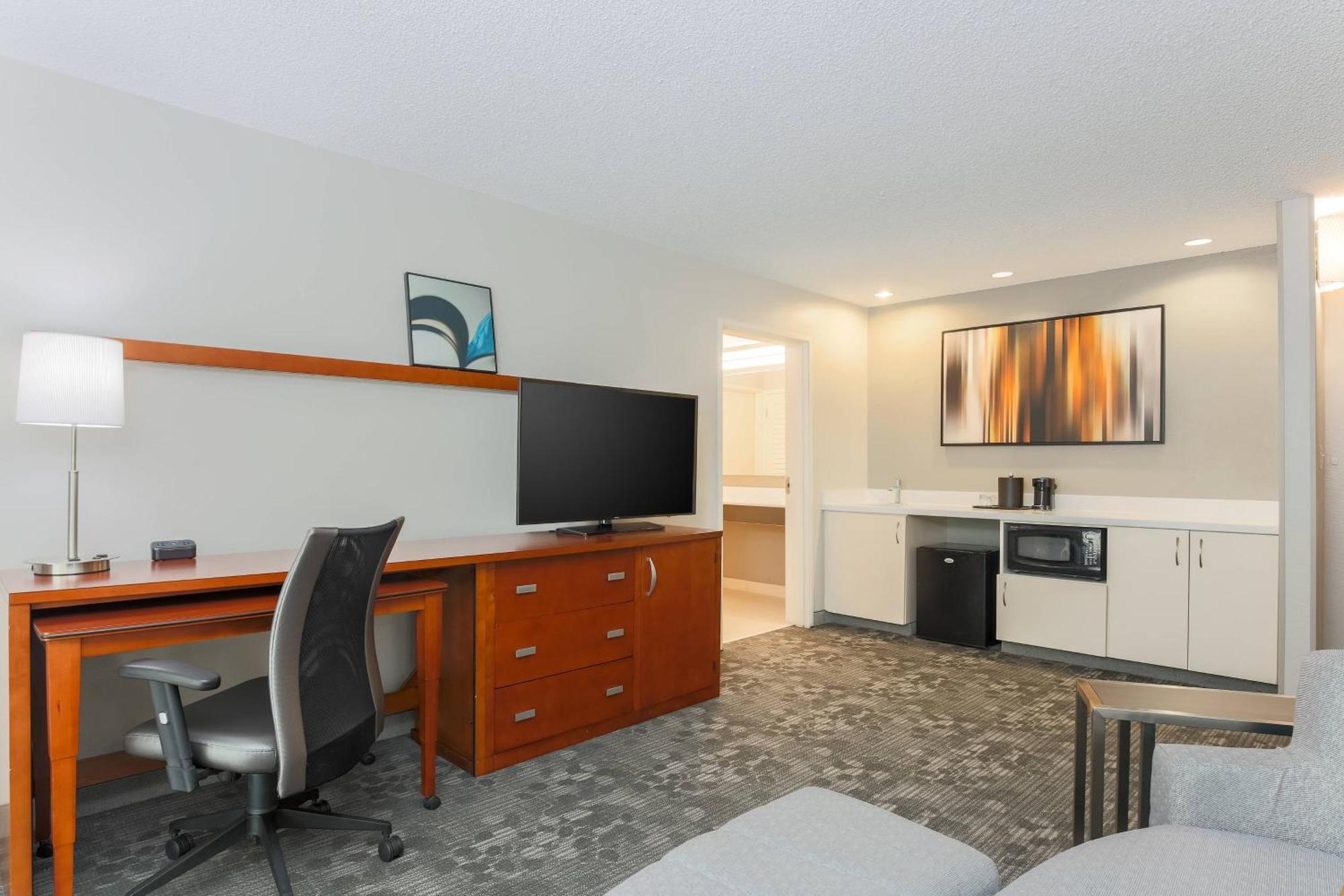 Courtyard By Marriott Monroe Airport Hotel Exterior photo