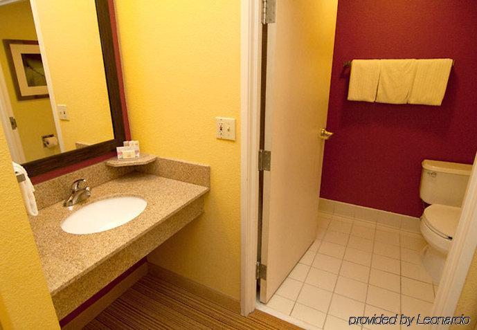 Courtyard By Marriott Monroe Airport Hotel Room photo